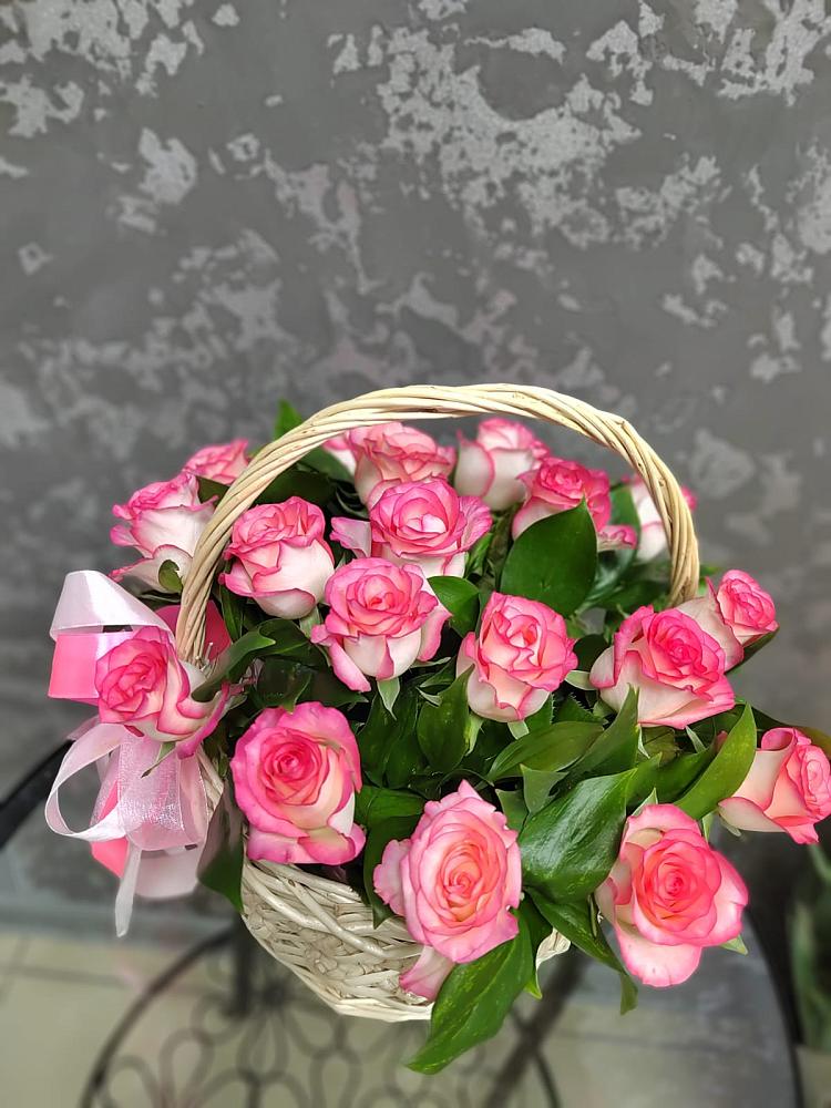 Цветочная композиция из Розы в корзине в Кадуе