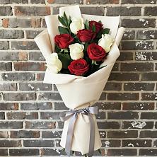 Букет красно-белые розы в Кадуе Букет цветов из: Розы в Кадуе