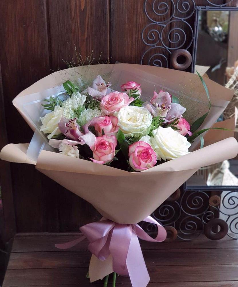 Букет цветов из: Гвоздики, Орхидеи, Розы и Хризантемы в Кадуе