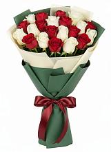 Букет Микс из красных и белых роз в Кадуе