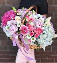 Цветочная композиция из Розы, Хризантемы, Пионы и Лизиантусы в корзине #REPLACE_PRED# Кадуе