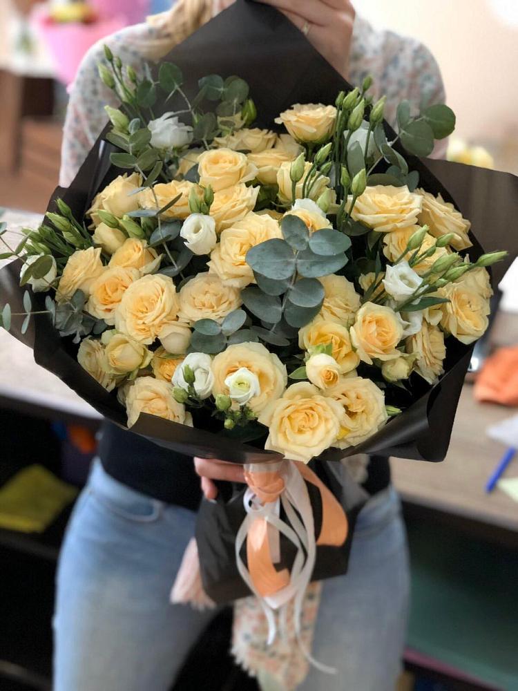 Букет цветов из: Розы и Лизиантусы в Кадуе