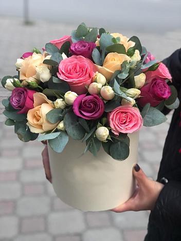 Цветочная композиция из Розы в шляпной коробке в Кадуе