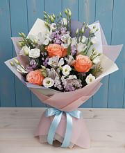 Букет цветов из:  Лизиантусы, Розы, Альстромерии и Гипсофила в Кадуе