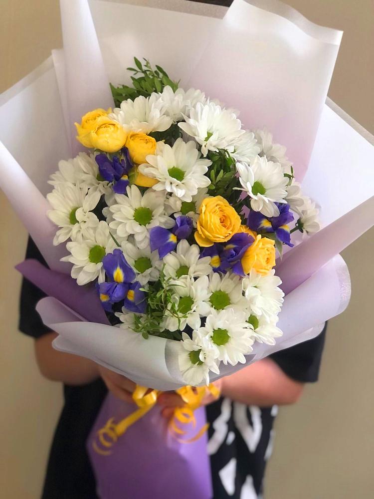 Букет цветов из: Ирисы, Хризантемы и Розы в Кадуе