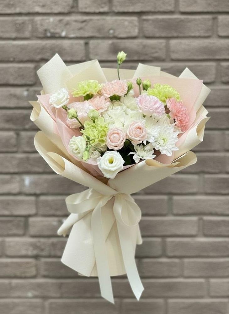 Букет цветов из: Гвоздики, Розы, Лизиантусы и Хризантемы в Кадуе