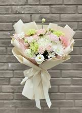 Букет цветов из:  Гвоздики, Розы, Лизиантусы и Хризантемы в Кадуе