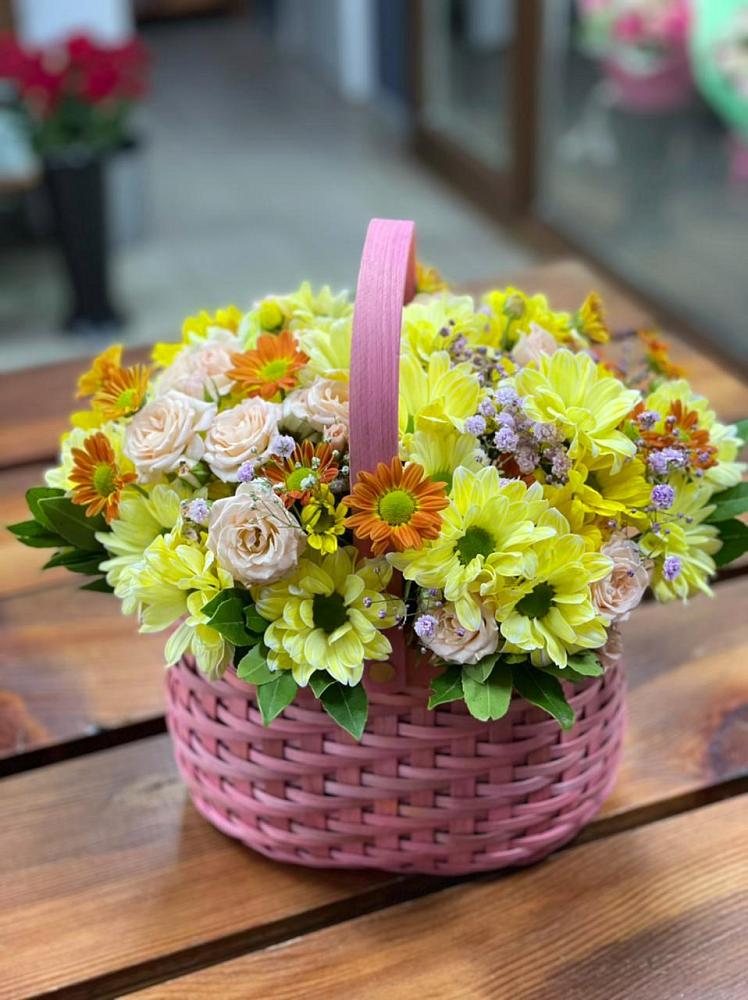 Цветочная композиция из Хризантемы и Розы в корзине в Кадуе
