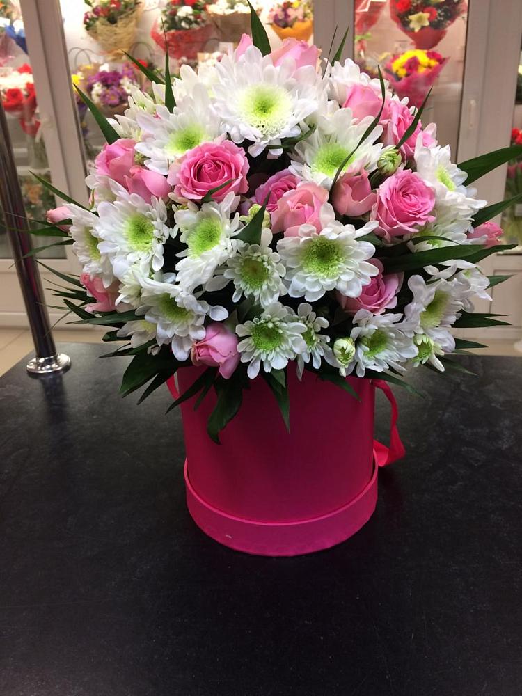 Цветочная композиция из Розы и Хризантемы в шляпной коробке в Кадуе