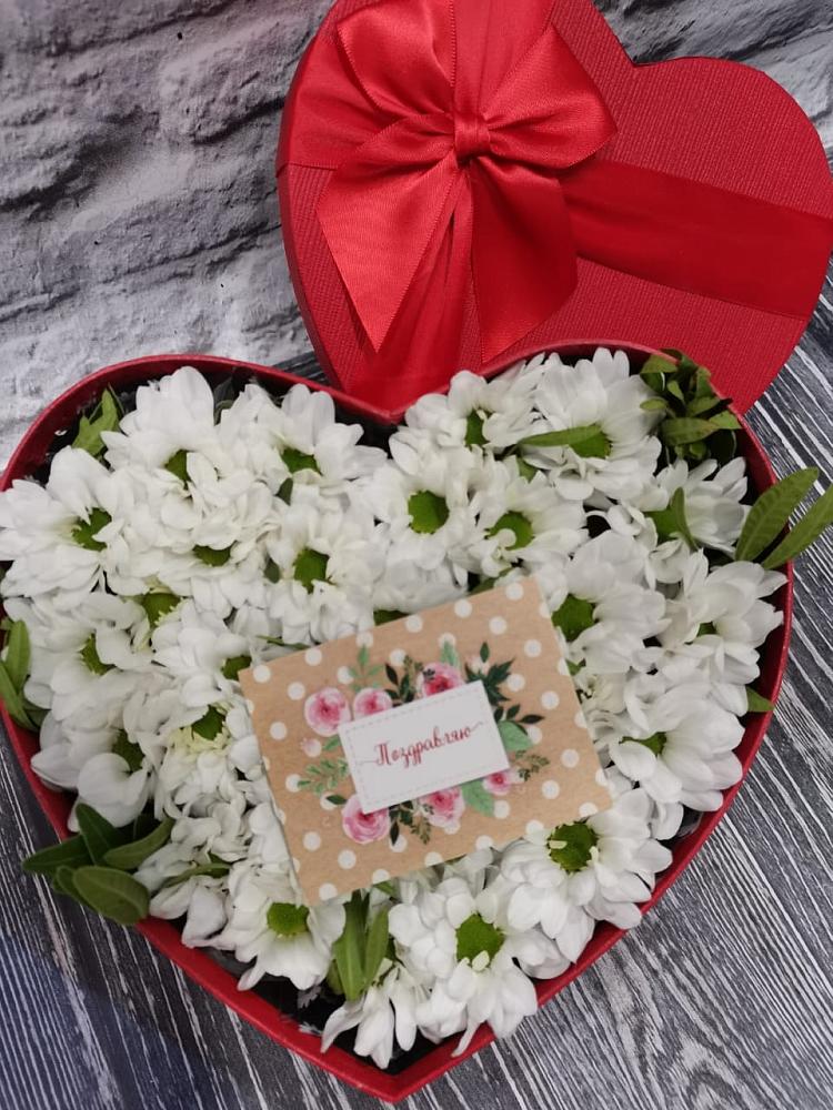 Цветочная композиция из Хризантемы в виде сердца в Кадуе