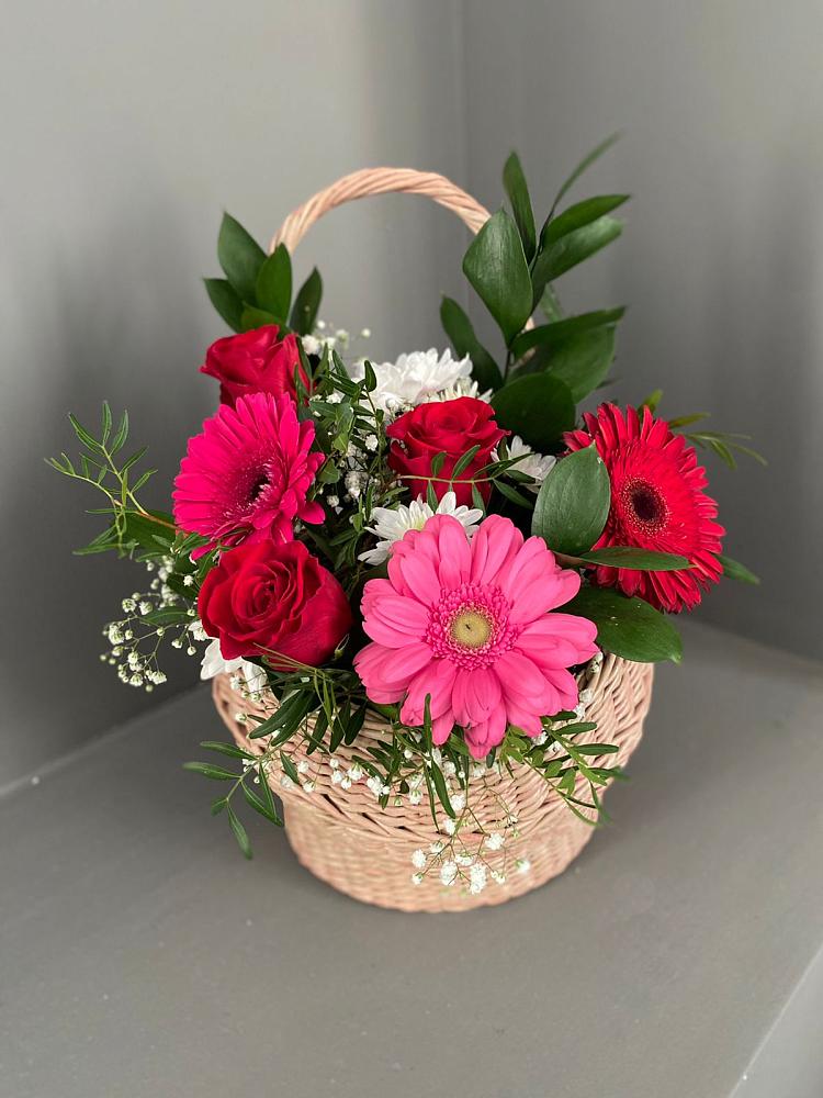 Цветочная композиция из Розы, Хризантемы и Герберы в корзине в Кадуе
