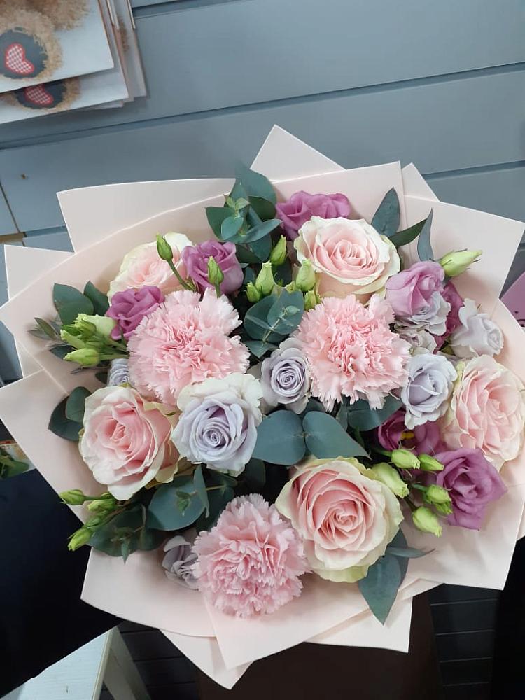 Букет цветов из: Розы, Гвоздики и Лизиантусы в Кадуе