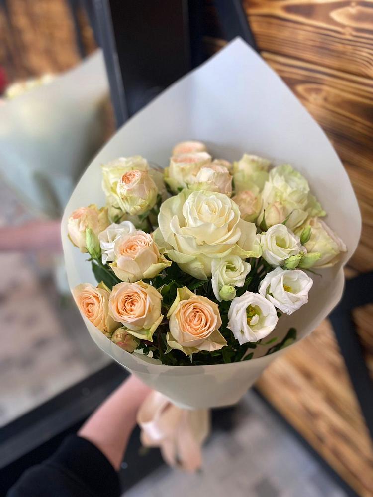 Букет цветов из: Розы и Лизиантусы в Кадуе